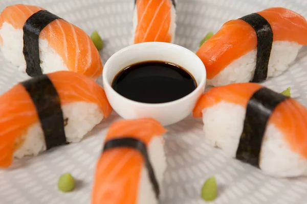 Sushi Nigiri Servido Com Molho Soja Placa Branca — Fotografia de Stock
