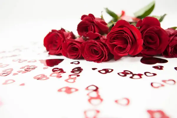 Bouquet Roses Rouges Entouré Une Décoration Forme Cœur — Photo
