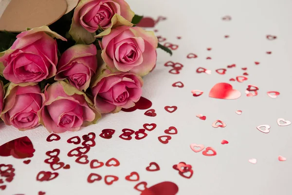 Ένα Μάτσο Ροζ Τριαντάφυλλα Που Περιβάλλονται Από Διακόσμηση Σχήμα Καρδιάς — Φωτογραφία Αρχείου