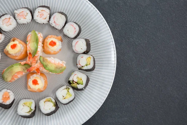 Sushi Servi Sur Assiette — Photo