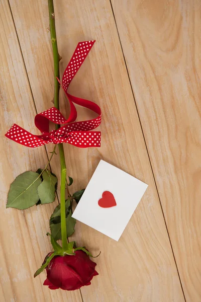 Rose Rouge Enveloppée Dans Ruban Une Enveloppe Imprimée Coeur — Photo