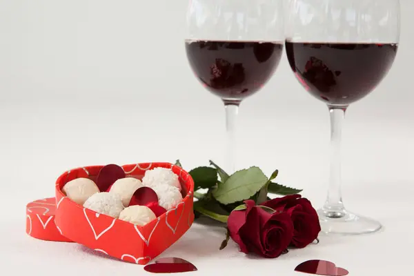 Μάτσο Τριαντάφυλλα Ποτήρια Κρασιού Και Ανάμικτες Σοκολάτα Κουτί — Φωτογραφία Αρχείου