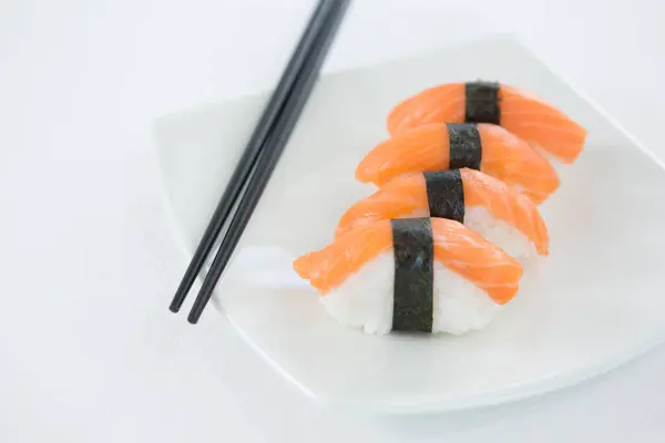Sushi Auf Teller Serviert — Stockfoto