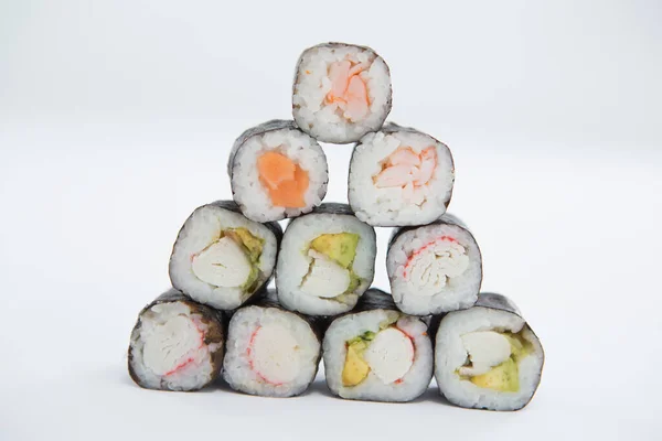 Maki Sushi Arrangiert Auf Weißem Hintergrund — Stockfoto
