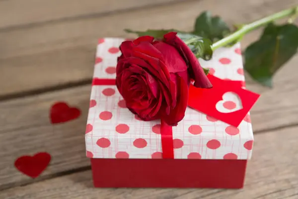 Подарочная Коробка Окружении Розы — стоковое фото
