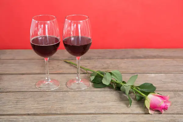 Kırmızı Şarap Kadehi Pembe Gül — Stok fotoğraf
