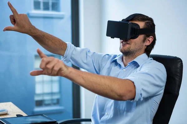 Empresario Con Auriculares Realidad Virtual Escritorio — Foto de Stock