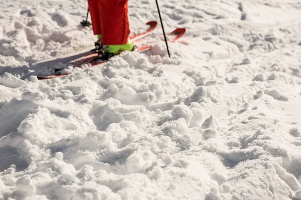 雪山上滑雪者的下坡 — 图库照片