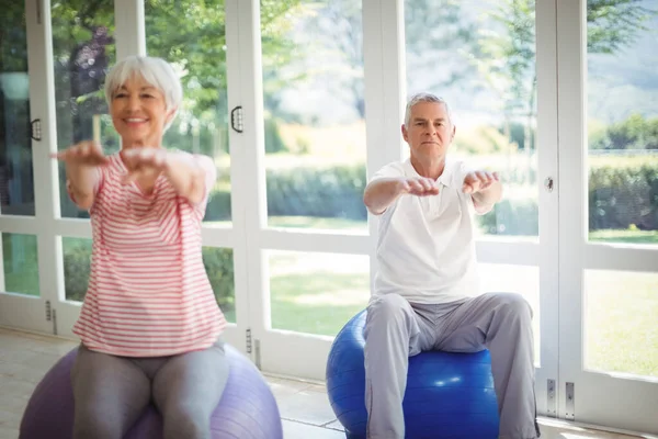 Senior Paar Uitvoeren Stretching Oefening Fitness Bal — Stockfoto