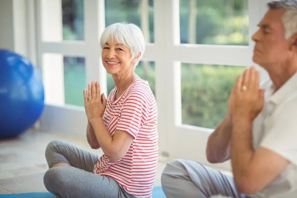 Senior Paar Yoga Uitvoeren Trainingsmat — Stockfoto