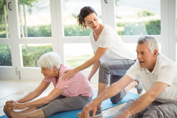 Trainerin Unterstützt Senioren Paar Bei Übungen — Stockfoto