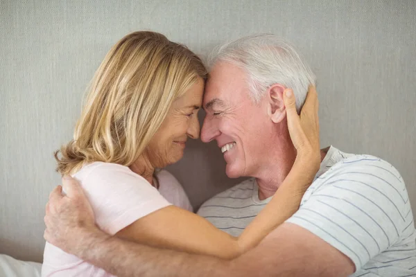 Feliz Pareja Ancianos Abrazándose — Foto de Stock