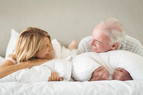 Счастливая Пожилая Пара Лежащая Кровати — стоковое фото