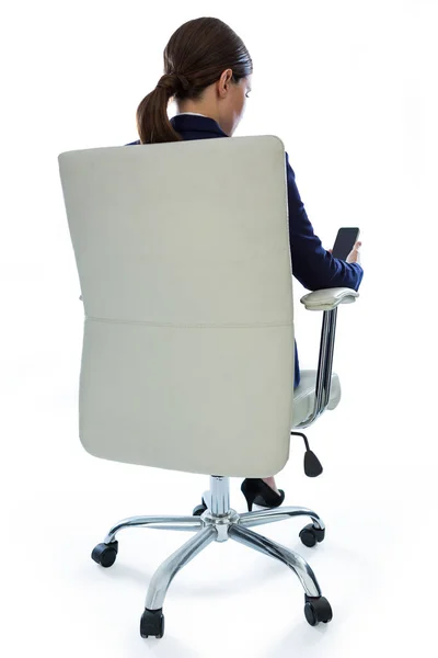 Geschäftsfrau Sitzt Auf Stuhl Und Benutzt Handy — Stockfoto