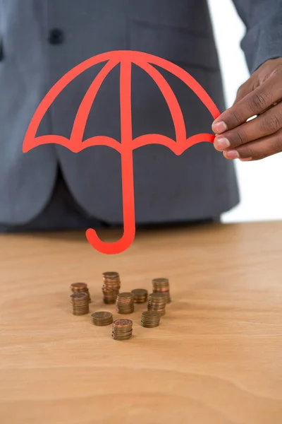 Üzletember Aprópénz Esernyő Pultnál Védelme — Stock Fotó