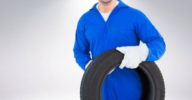 Tamircinin orta kısmı lastik tutuyor.