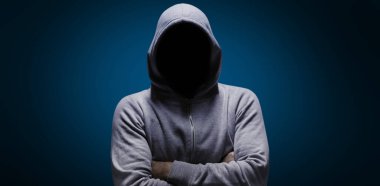 Hacker Standing 'in birleşik görüntüsü  