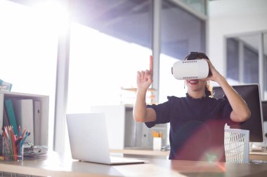Kadın yönetici sanal gerçeklik kulaklık kullanarak 