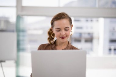 Kadın yönetici ofis dizüstü bilgisayarda çalışma