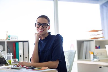 Kadın yönetici laptop masasının üzerinde çalışma