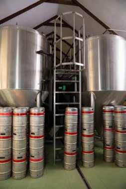 Bira fabrikasında fıçılar ve depolama tankları