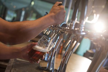 Barmen dökme bira musluk