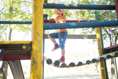 Oynayan çocuğun yan görünümü