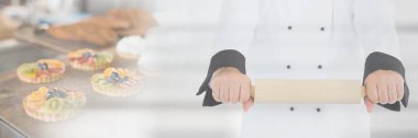 Pasta şefi oklava ile tart tatlı geçiş holding