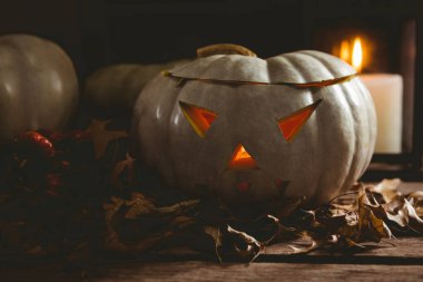 Jack o fener ile sonbahar yaprakları masaya