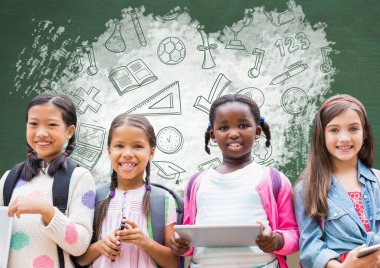 Okulun önündeki tabletli kızlar tahtaya resim çiziyor.