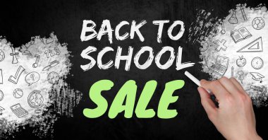 Tahtaya tebeşirle çizilmiş eğitim çizimleri ile okul satışına dönüyoruz.