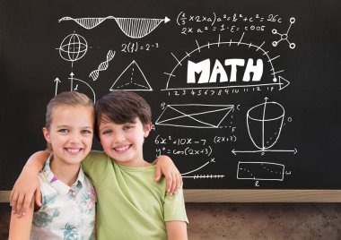 Tahtada çocukların sarıldığı matematik çizimleri.