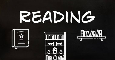 Tahtadaki kitaplarla metin okunuyor