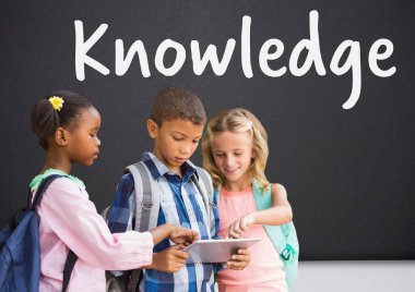 Tahtada çocukların tabletten öğrendiği bilgi metni