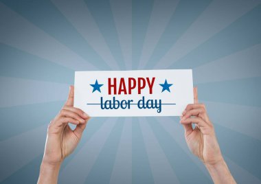 İşçi Bayramı kartı tutan eller.