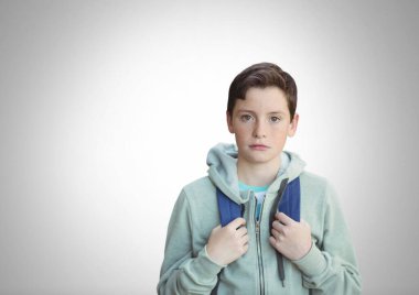 Gri arkaplan taşıyan öğrenci.