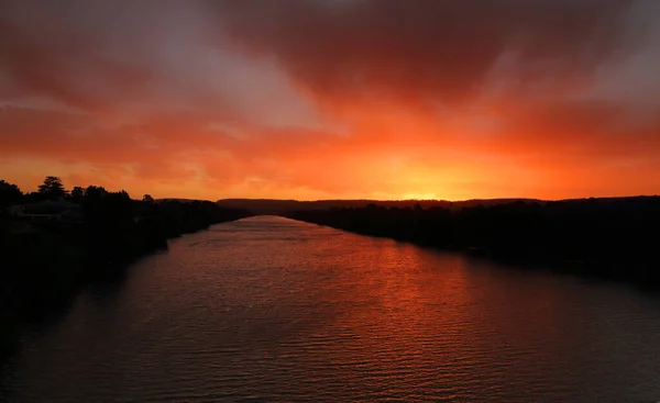 Cielo Rojo Puesta Sol Sobre Río Hermosa Naturaleza Fondo —  Fotos de Stock