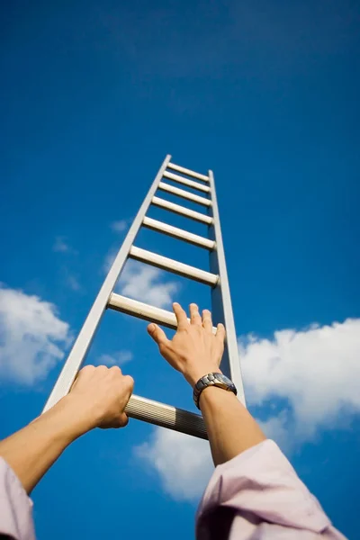 Hombre Negocios Escalando Una Escalera —  Fotos de Stock