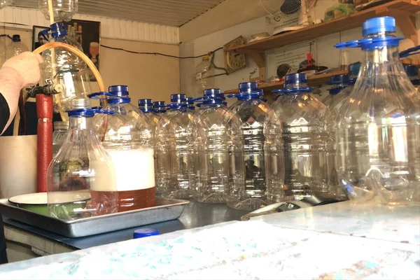 Versare Birra Bottiglie Plastica — Foto Stock