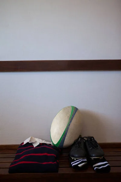 服や靴でラグビー ボール — ストック写真