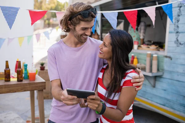 Щаслива Пара Тримає Мобільний Телефон — стокове фото