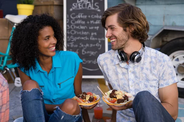 Glückliches Paar Schaut Sich Beim Essen — Stockfoto