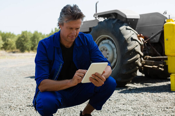 работник с помощью цифрового планшета на дороге
