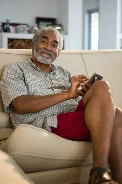 Senior Man Som Använder Mobiltelefon Vardagsrummet — Stockfoto