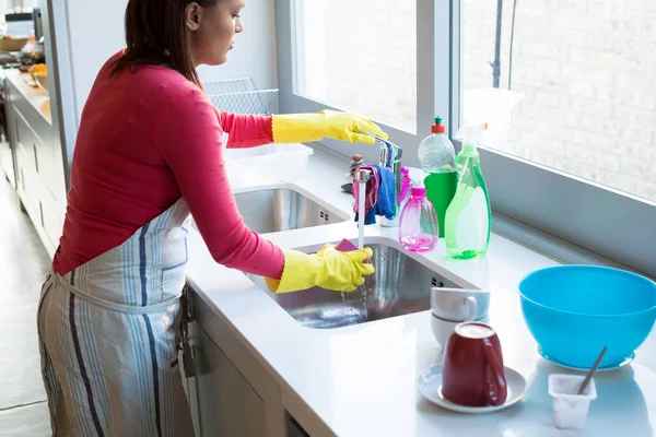 Женская Чашка Мытья Посуды — стоковое фото
