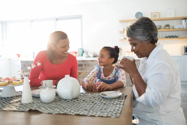 Feliz Família Multi Geração Tomando Chá Mesa Jantar — Fotografia de Stock