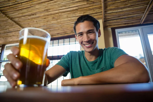 Retrato Homem Sorridente Com Copo Cerveja — Fotografia de Stock