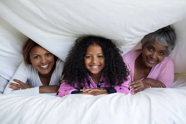 Портрет Счастливой Семьи Лежащей Одеялом Кровати Спальне — стоковое фото
