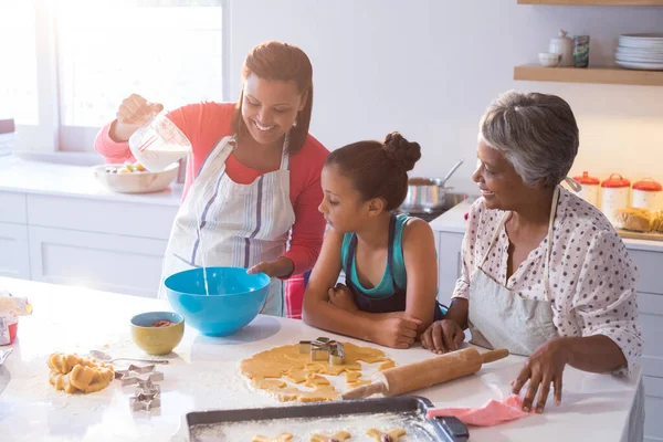 Feliz Família Multi Geração Fazendo Biscoitos Cozinha — Fotografia de Stock