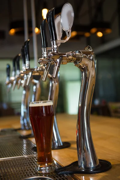 タップによるビールガラス — ストック写真